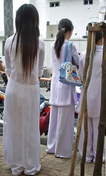 Ở rất nhiều trường phổ thông tại Hà Nội, có thể bắt gặp các nữ sinh mặc áo dài mà để lộ nguyên "một khúc eo". >> NHỮNG NỮ SINH MẶC ÁO DÀI ĐẸP HƠN HOA HẬU MAI PHƯƠNG THÚY >> NGÔI SAO HỌC ĐƯỜNG